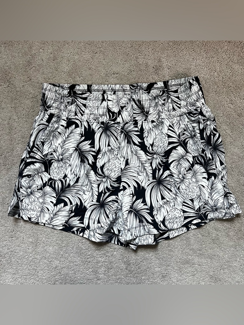 Old Navy high waisted Stretch-tech Dry Fit shorts 4 inch inseam large floral